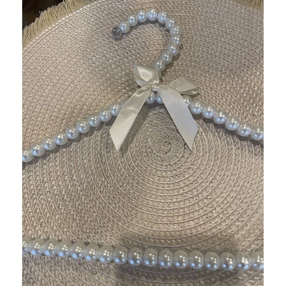 Faux Pearl cream/White Hangar Standard Size - Picture 2 of 2